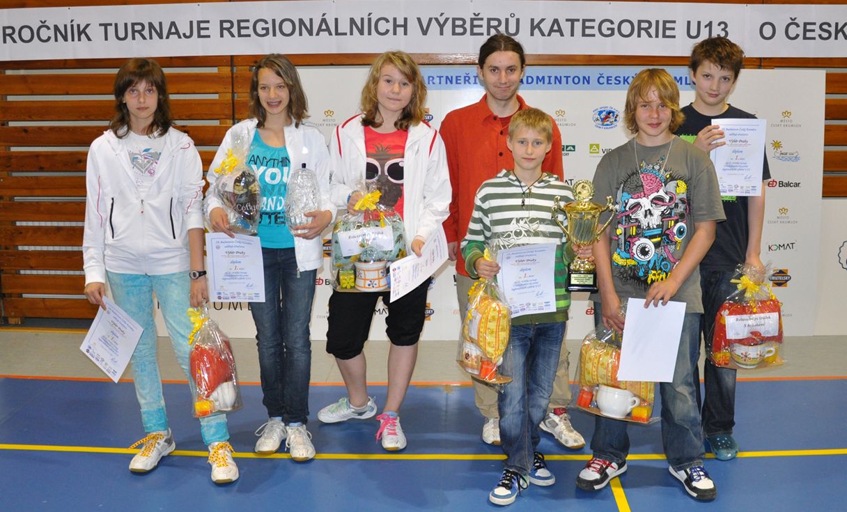 Výbr Prahy (zleva Magdalena Lajdová, Michaela Zelinková, Eliška Nováková, trenér Tomáš Kraja, Jakub Klubal, Jan Havlena a Michal Hubáek)